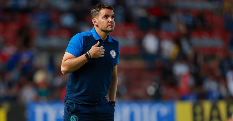 Nicolás Larcamón en un partido con Cruz Azul en la Liga MX