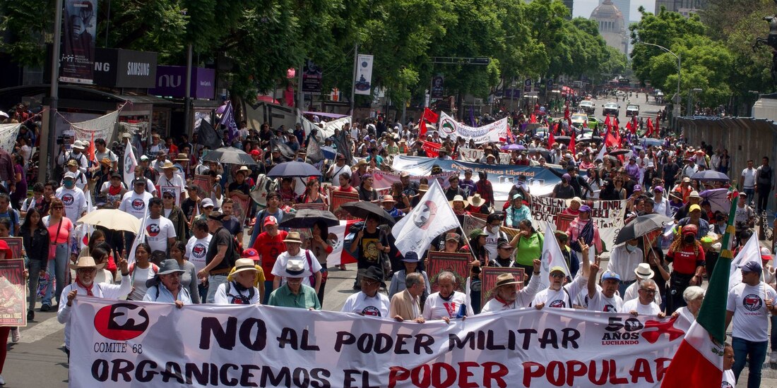 Se llevo a cabo la marcha por el 52 aniversario del Halconazo, diversos contingentes salieron del metro Normal con destino al Zócalo capitalino