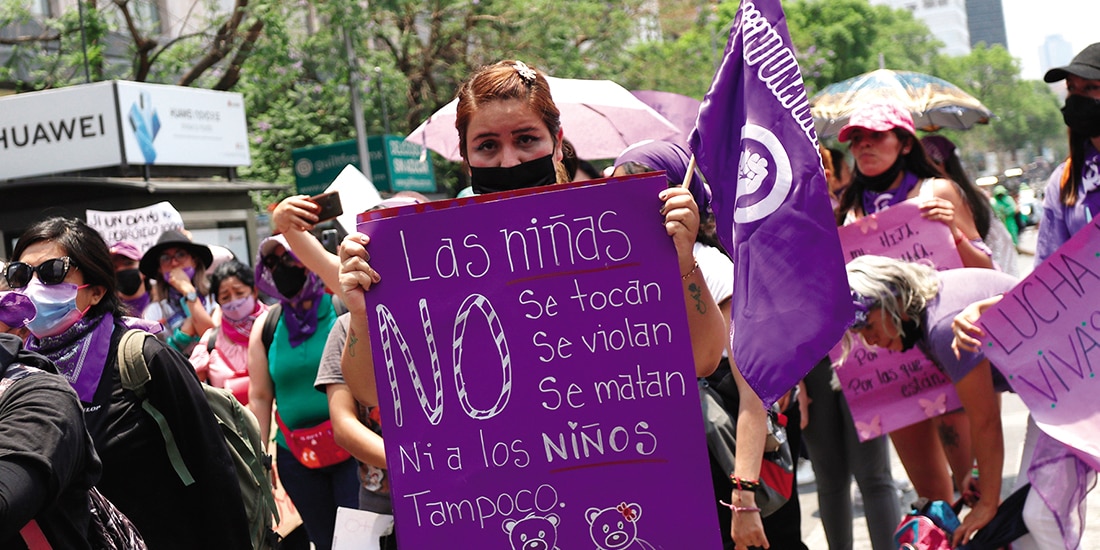 Una joven protesta contra la violencia sexual infantil, en 2022.