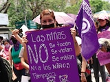 Una joven protesta contra la violencia sexual infantil, en 2022.
