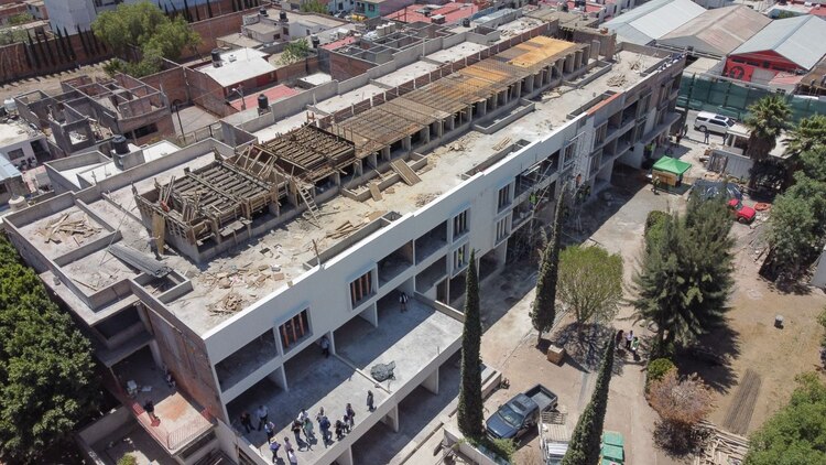 El albergue contará con consultorios, comedores, enfermería, aulas, salón de juegos y usos múltiples.