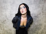 Tras el éxito de sus EPs La libreta rosa y La última página, la artista presenta su álbum debut No Fue Real.