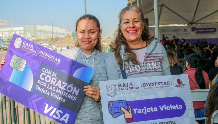 La Tarjeta Violeta consiste, entre otras cosas, en un apoyo económico de 2 mil 600 pesos bimestrales para madres solteras que tengan hijas o hijos en edad escolar.