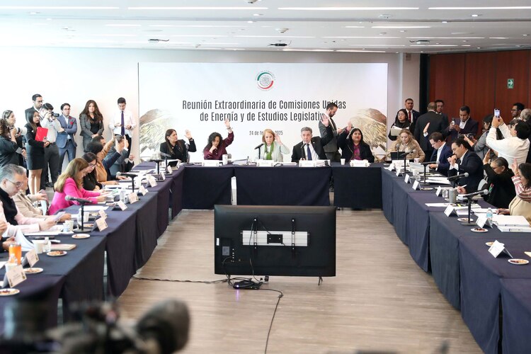 Comisiones Unidas de Energía y Estudios Legislativos aprobaron leyes secundarias de la reforma energética.