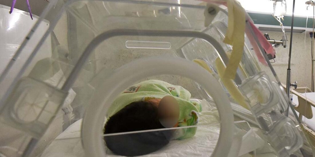 Bebé bajo observación médica.