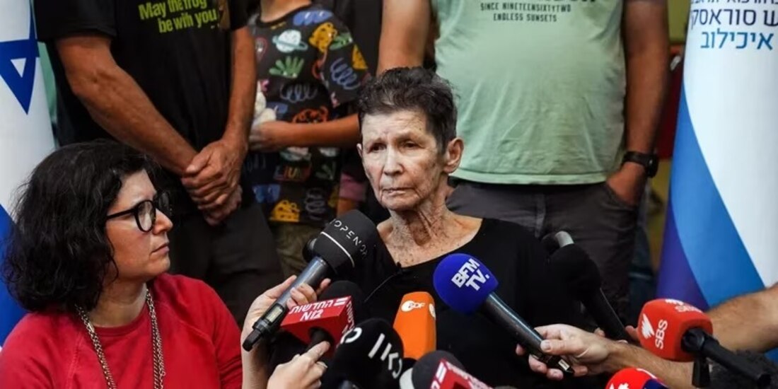 Yocheved Lifshitz, de 85 años, israelí rehén en Gaza, habla con la prensa tras ser liberada por terroristas de Hamás, en el Hospital Ichilov de Tel Aviv, Israel, el 24 de octubre de 2023