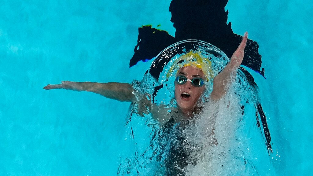 La australina, ayer, mientras nadaba.