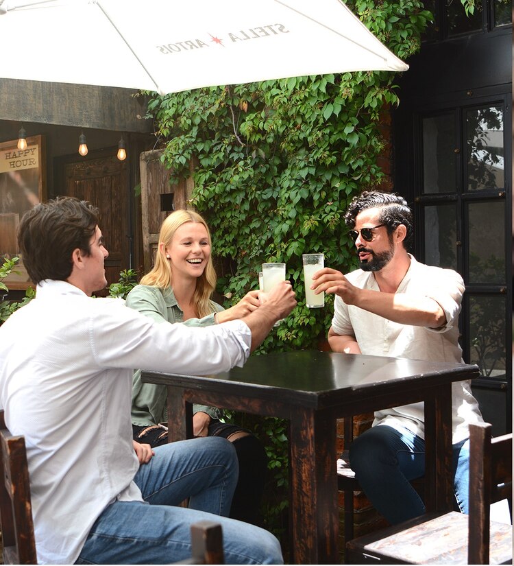 Se disfruta de excelentes bebidas en los bares.