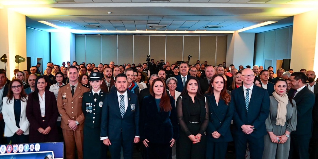 Al centro de la imagen la Gobernadora Tere Jiménez.