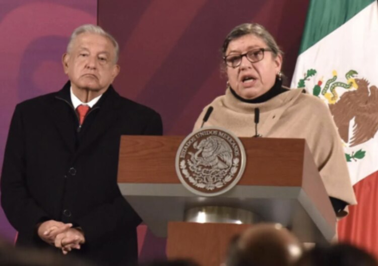 Teresa Reyes, titular de la CNB, en conferencia de prensa con el entonces presidente AMLO, en diciembre de 2023.