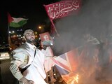 Manifestantes queman banderas de Israel, RU y EU afuera de la embajada británica en Teherán, Irán, ayer.