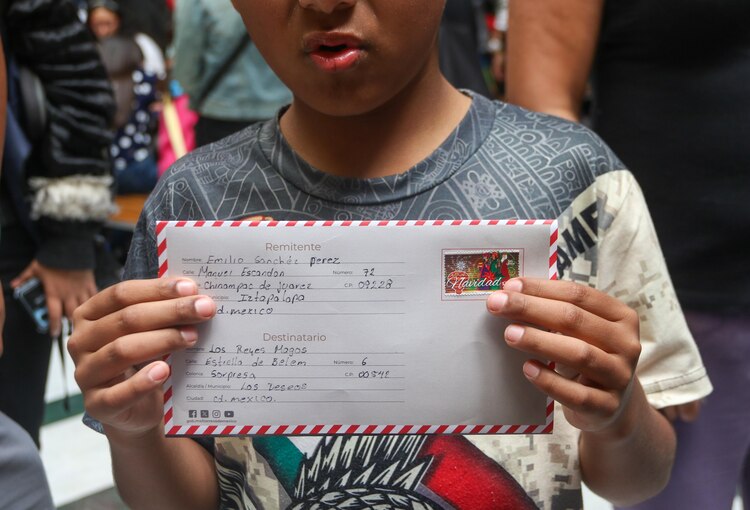 Menores escriben su carta en Palacio de los Deseos.