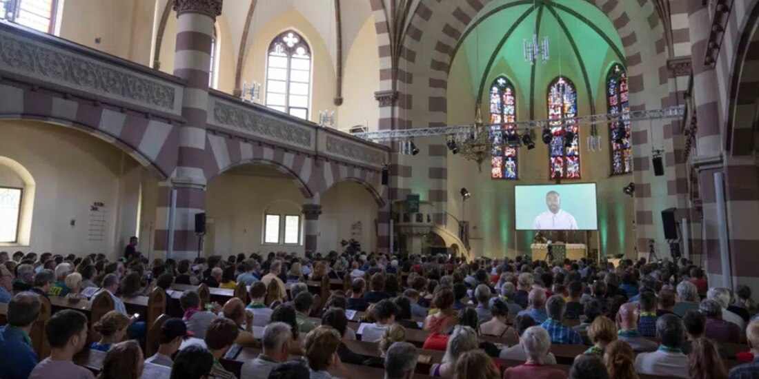 Un servicio religioso generado casi en su totalidad por inteligencia artificial, en una iglesia en Nuremberg, Alemania.