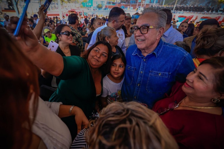 El gobernador entregó 10 ambulancias a la Cruz Roja para reforzar el operativo en 10 municipios.