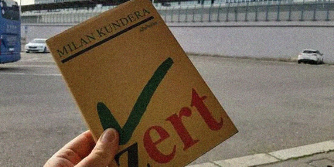 Su novela La broma, publicada en 1967, fue prohibida en Moscú.