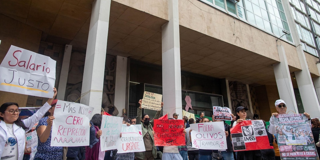 Trabajadores del IMSS mantienen un plantón frente a las instalaciones centrales del Seguro Social, el 10 de octubre de 2026.