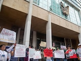 Trabajadores del IMSS mantienen un plantón frente a las instalaciones centrales del Seguro Social, el 10 de octubre de 2026.