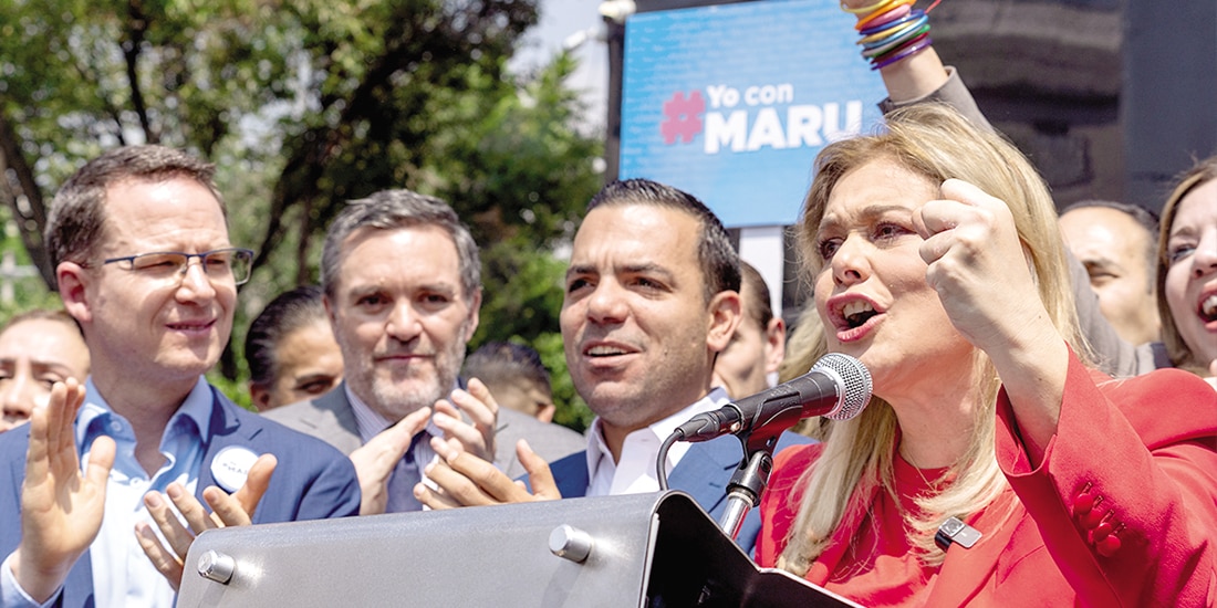 La gobernadora de Chihuahua, al salir de la FGR en la CDMX, respaldada por el PAN, el pasado 26 de mayo.