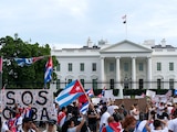 Cubanos en el exilio en Miami planean partir a la isla desde la Guardia Costera a bordo de un barco, en apoyo a las protestas de sus compatriotas; en la imagen, manifestación contra el gobierno de Diaz-Canel .