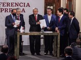 Carlos Salazar, Carlos Aceves, el Presidente, Ricardo Monreal, Mario Delgado y Arturo Herrera, ayer.
