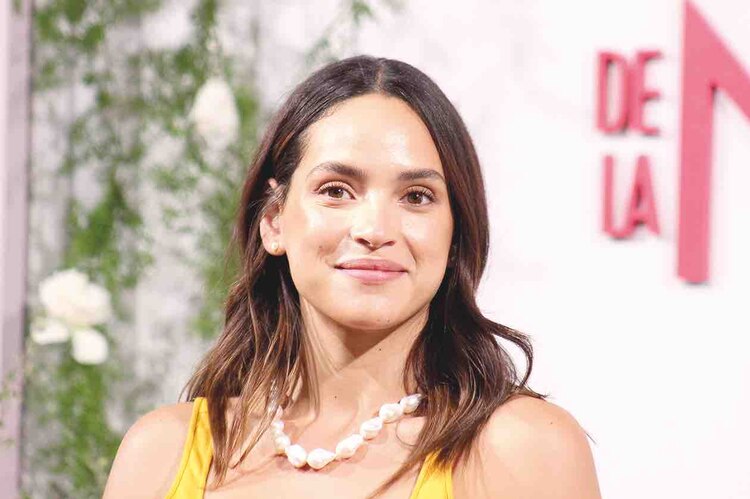 Adria Arjona da vida a la novia.