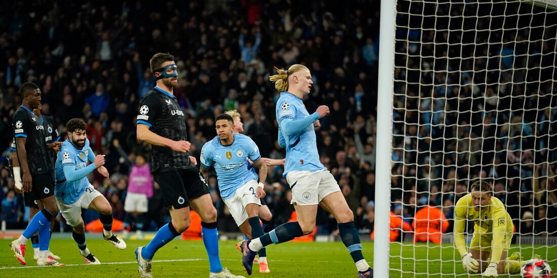Savinho (centro) festeja su gol ante Club Brujas en Inglaterra, ayer.