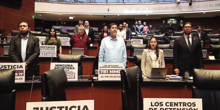 Legisladores guardaron un minuto de silencio por las víctimas, ayer.