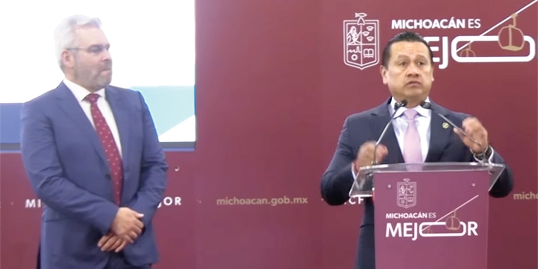 CARLOS TORRES (al micrófono), en la conferencia del gobernador Alfredo Ramírez Bedolla.