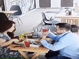Empleadas de un restaurante muestran el video y buscan a la pareja que utilizó cabello para comer gratis