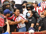 Un sector de aficionados de Chivas tuvo una pelea con policías en las gradas del Estadio Victoria de Aguascalientes.