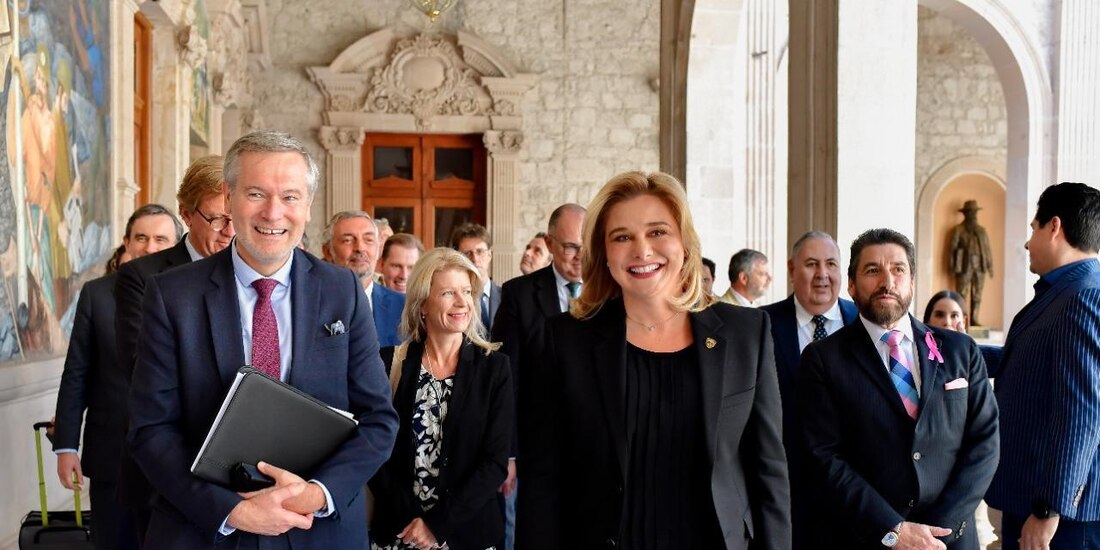 La gobernadora de Chihuahua, Maru Campos (centro), con los embajadores de la UE, ayer.