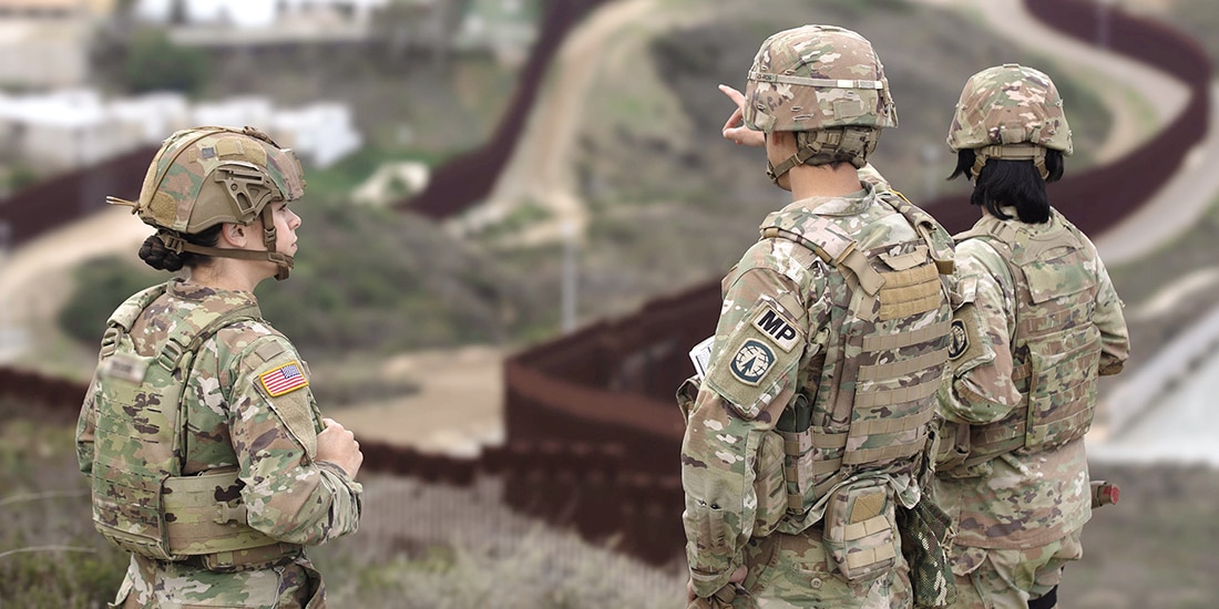 Soldados vigilan la barrera cerca de Chula Vista, California, el 1 de marzo de 2025.