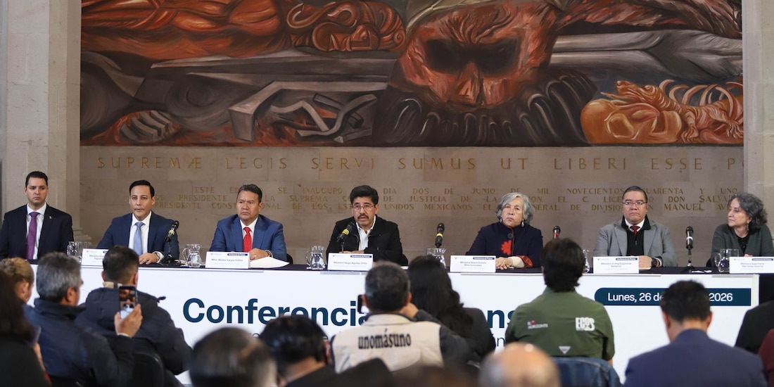 Al centro, Hugo Aguilar, ministro presidente de la Suprema Corte de Justicia de la Nación, en conferencia de prensa.
