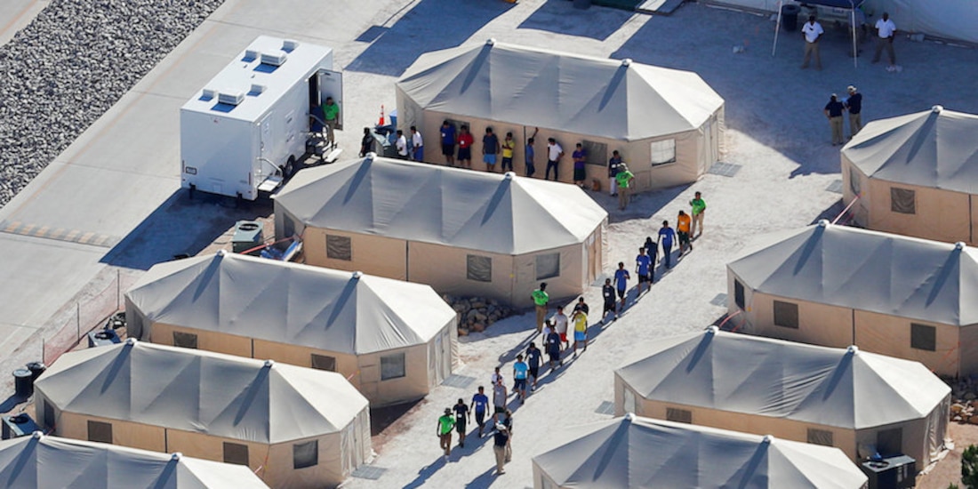 Un grupo de niños es vigilado en un centro de detención migrante en el poblado
de Tornillo, Texas.
