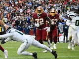 Marcus Mariota evita la tacleada de Ernest Jones IV.
