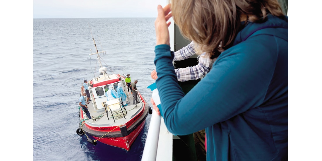 EPIDEMIÓLOGOS abordan el crucero MV Hondius en Praia, el 6 de mayo.