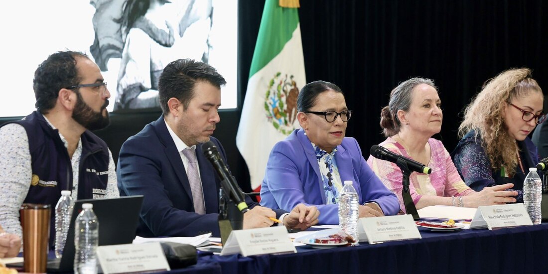 La titular de Segob, Rosa Icela Rodríguez (c.), ayer.