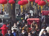 Ciudadanos en calles de China, a unas semanas del retiro de las estrictas normas Covid.