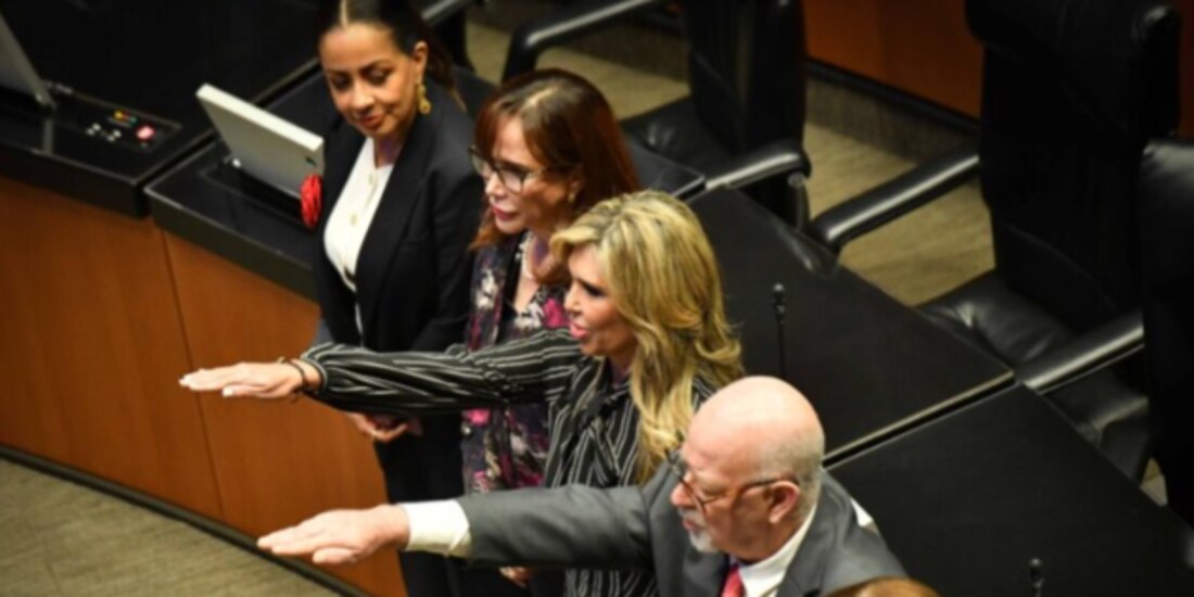 La exgobernadora de Sonora (c.), ayer, al rendir protesta en el Senado.