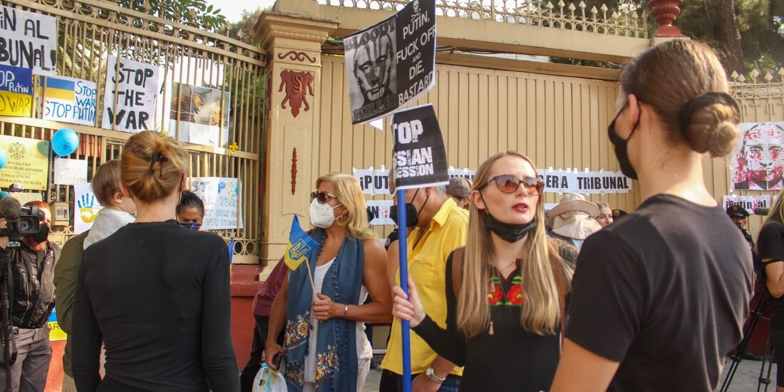 Comunidad ucraniana en México protesta frente a embajada rusa.