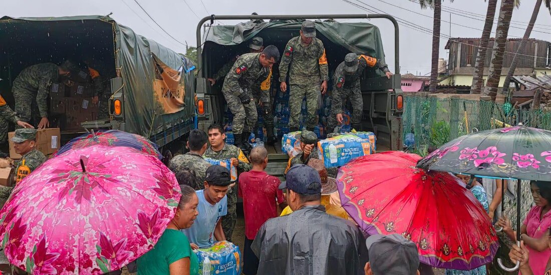 Sedena y GN entregan 133 toneladas de víveres a estados afectados por John
