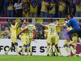 Jugadores del América celebran una de sus anotaciones ante Chivas en los octavos.