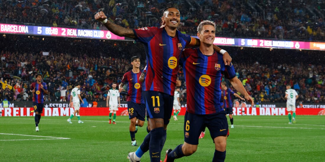 Raphinha celebra uno de sus goles en el Camp Nou.