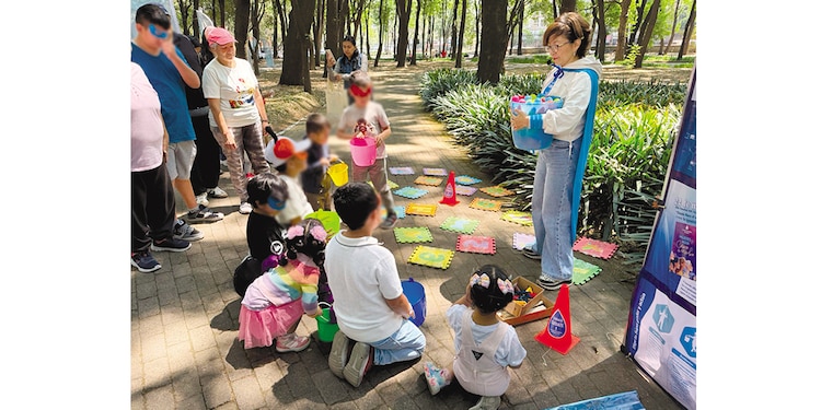 Niñas y niños disfrutan de una actividad sobre el cuidado del agua.