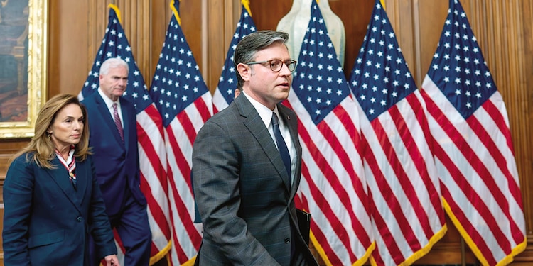 El presidente de la Cámara de Representantes, Mike Johnson con Lisa McClain y Tom Emme, el 23 de octubre de 2025.