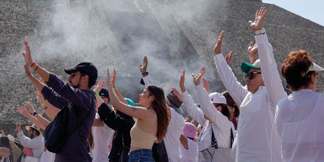 Los asistentes a la ceremonia ancestral, ayer en la zona arqueológica de Teotihuacán.