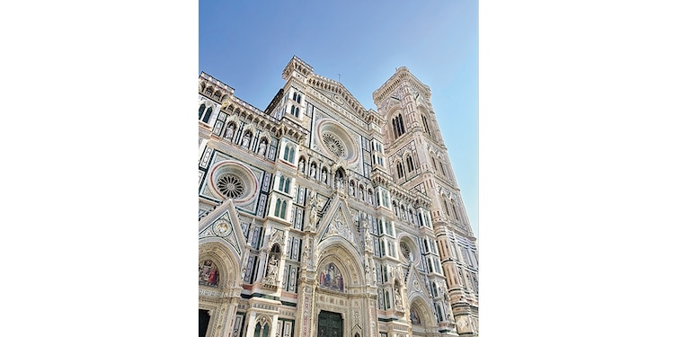 LA FACHADA neogótica de la Catedral de Santa María del Fiore.