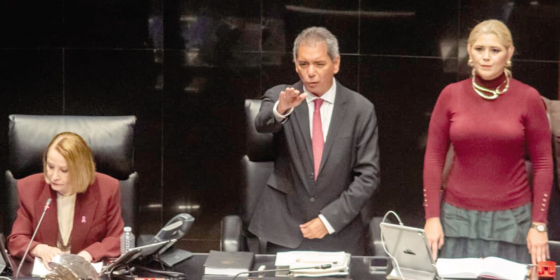 Édgar Amador, titular de la SHCP, ayer, en comparecencia ante el Senado, junto a Laura Itzel Castillo.