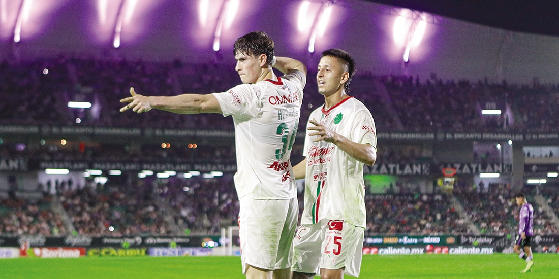 González y Alvarado celebran el gol ante Mazatlán, el viernes.