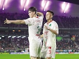 González y Alvarado celebran el gol ante Mazatlán, el viernes.